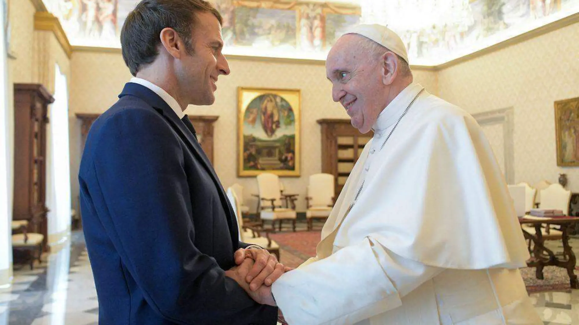 Macron y papa francisco-afp